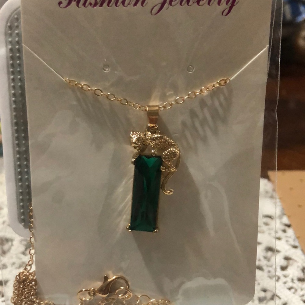 Emerald necklace with a leopard on top